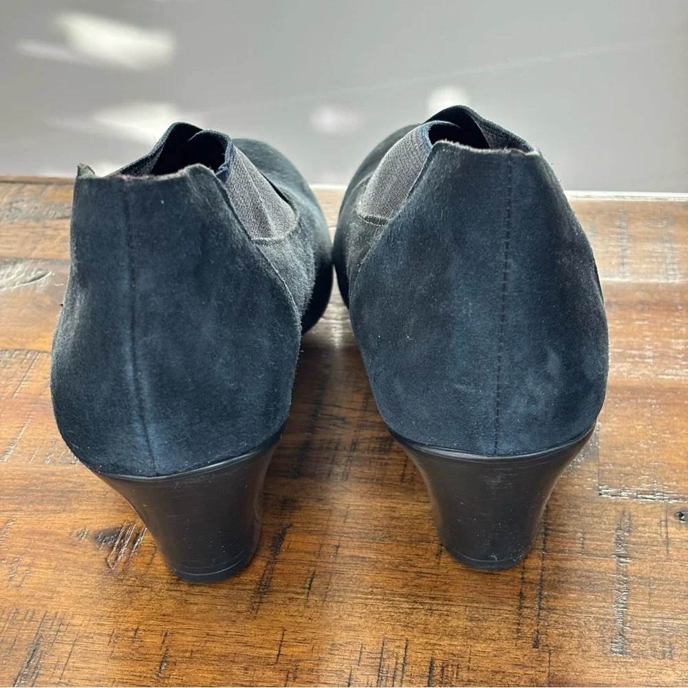 Munro Francee Slip on Ankle Bootie in Navy Suede Size 6